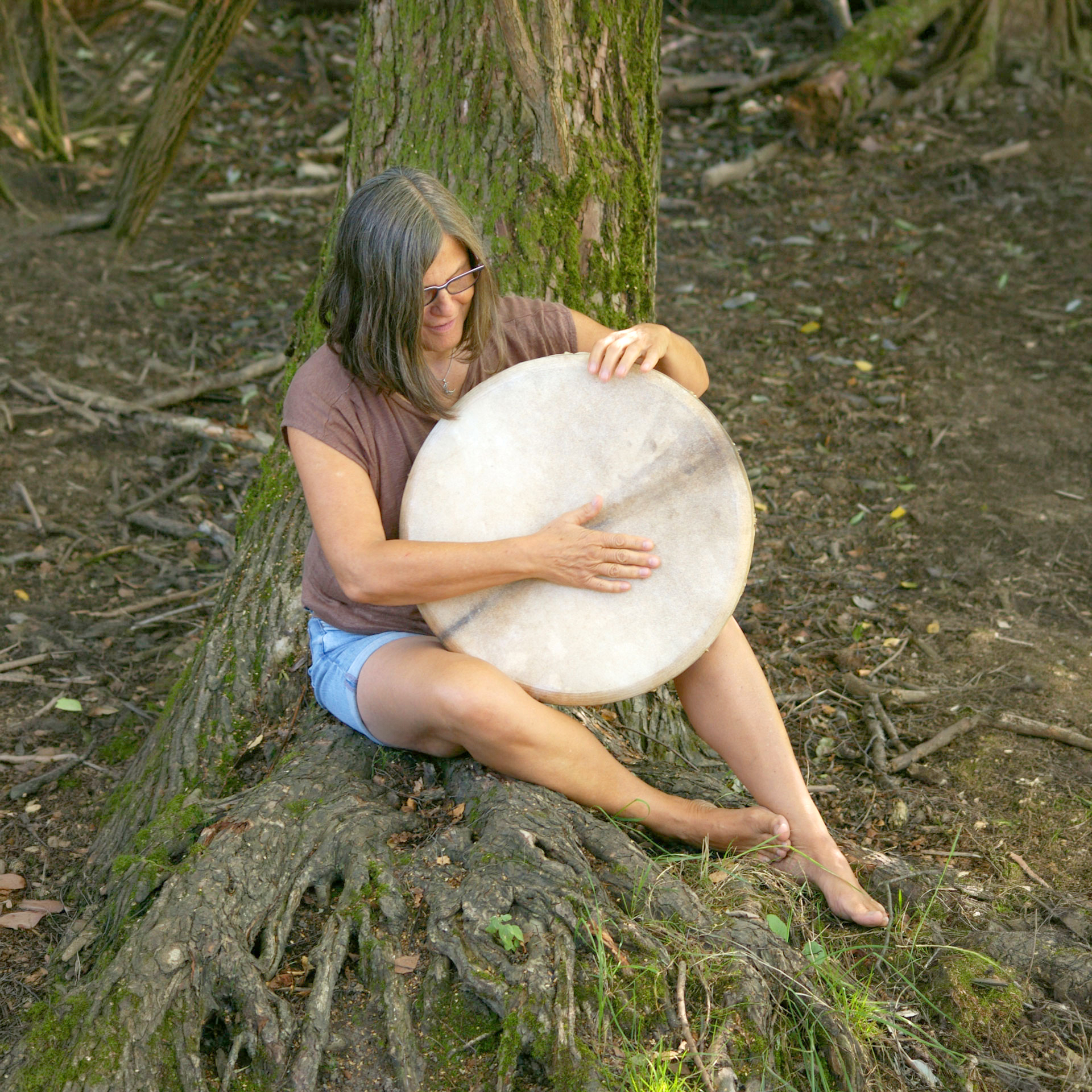 Steffi sitzt im Wald und arbeitet